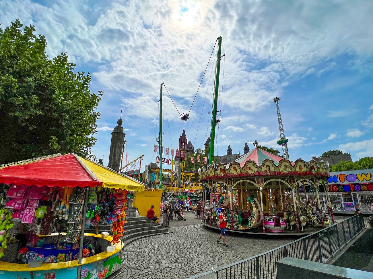 afbeelding van kermisattracties op het Vrijthof