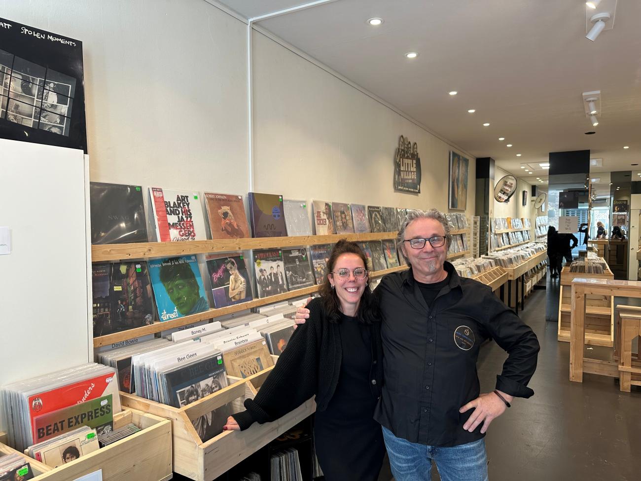 afbeelding van man en vrouw in een winkel met platen