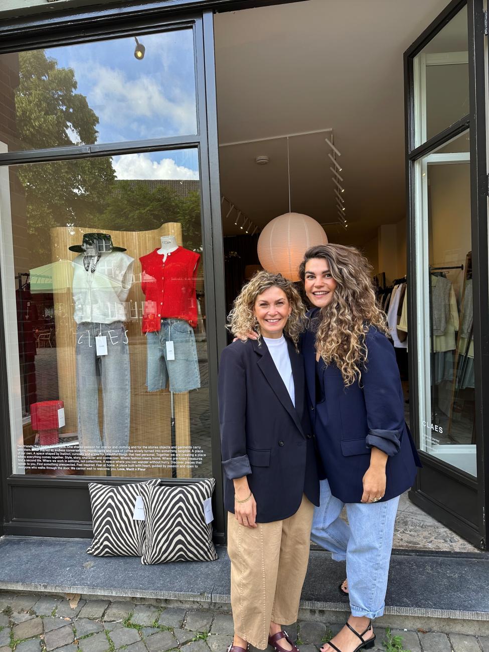 Afbeelding 2 vrouwen voor een winkel Starten in het centrum