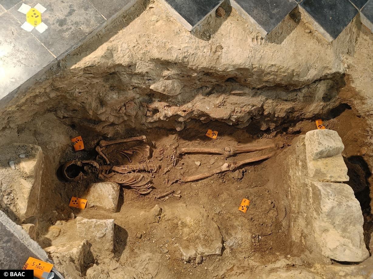 Opgegraven skelet in een archeologische sleuf in de kerk van Wolder.