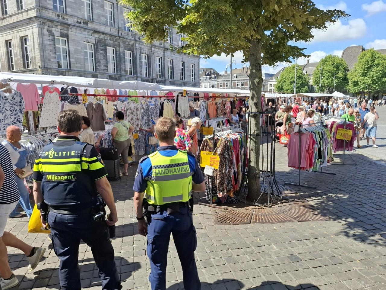 afbeelding van 2 mannen in uniform op de Markt in Maastricht