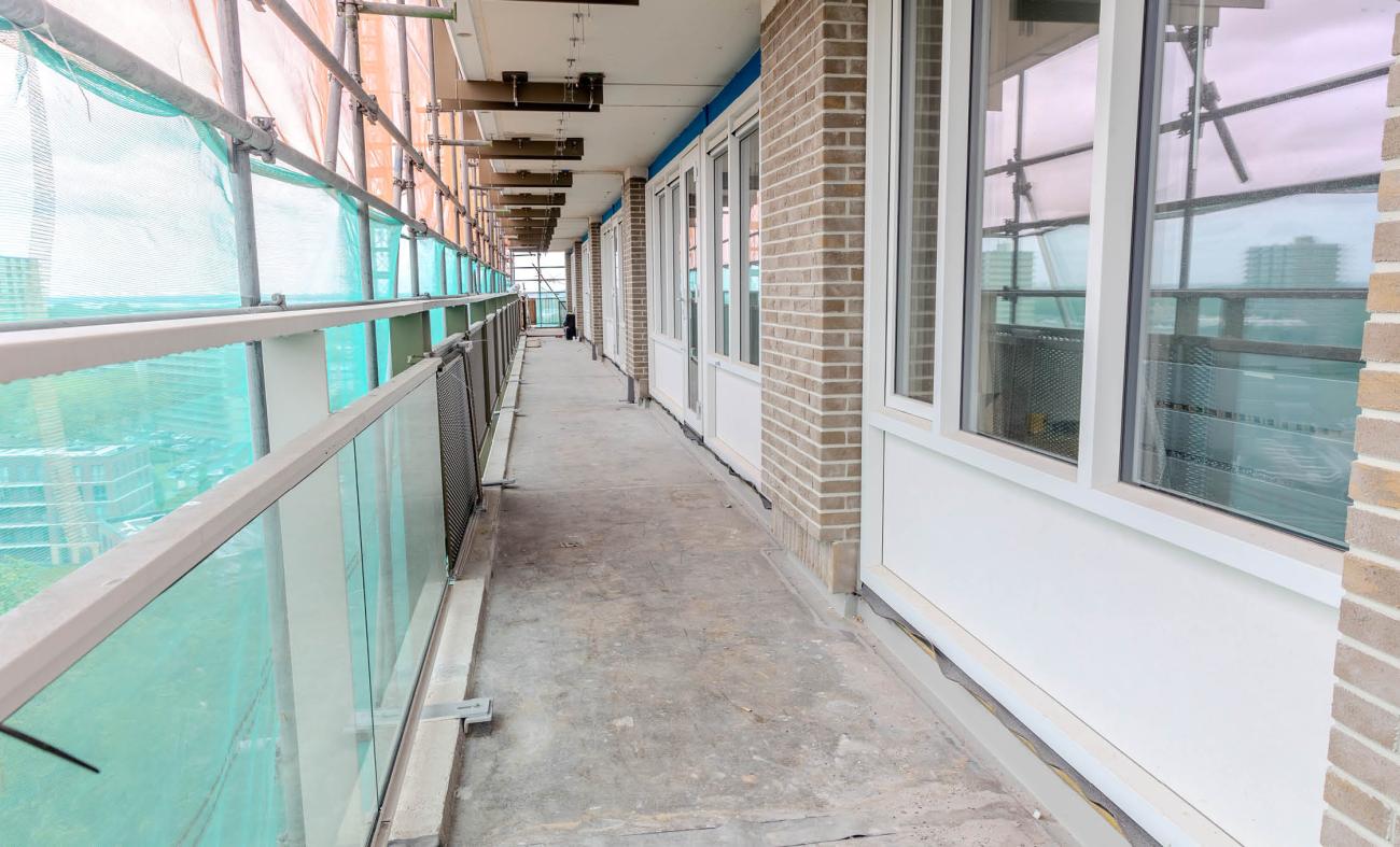 een gang van een appartementencomplex
