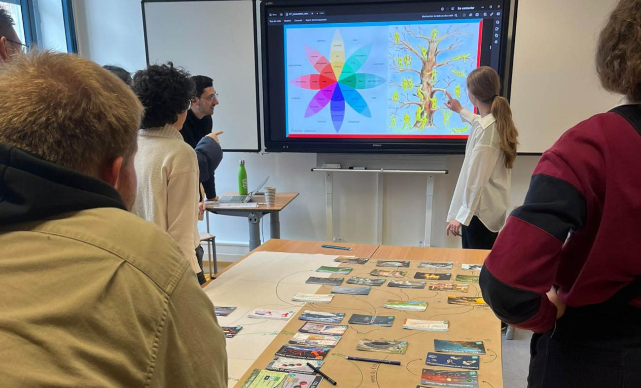 workshopdeelnemers die samen naar een presentatie kijken