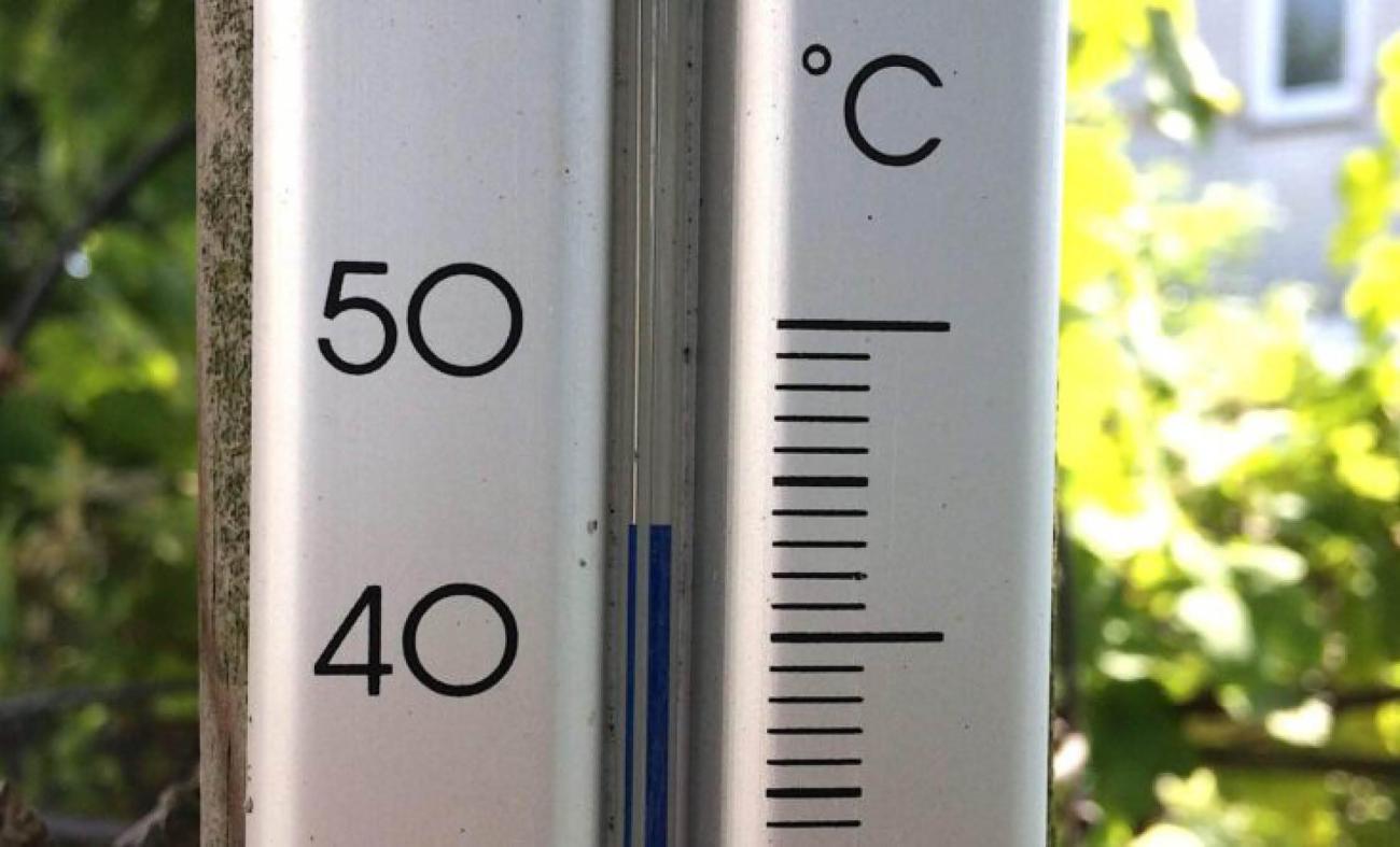 Een thermometer met een hoge temperatuur van meer dan 40 graden