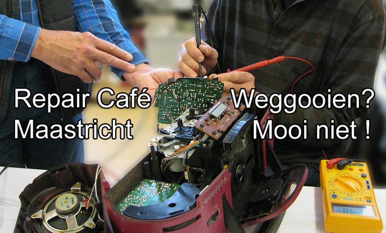 vrijwillers die samen een kapot apparaat maken