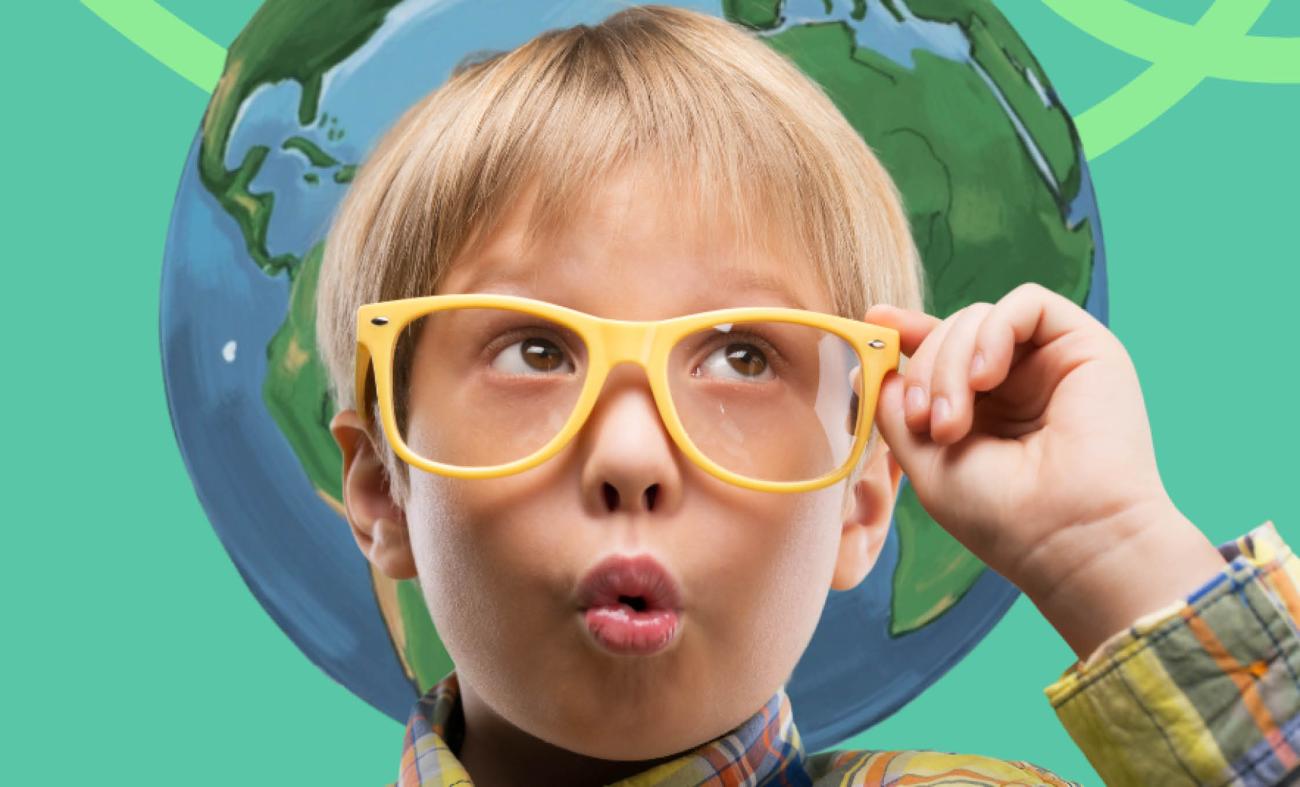 jongetje met grote bril voor een wereldbol