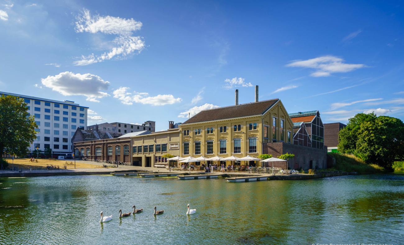 foto van het oude, monumentale pand van Lumiere Cinema in Maastricht in het Bassin