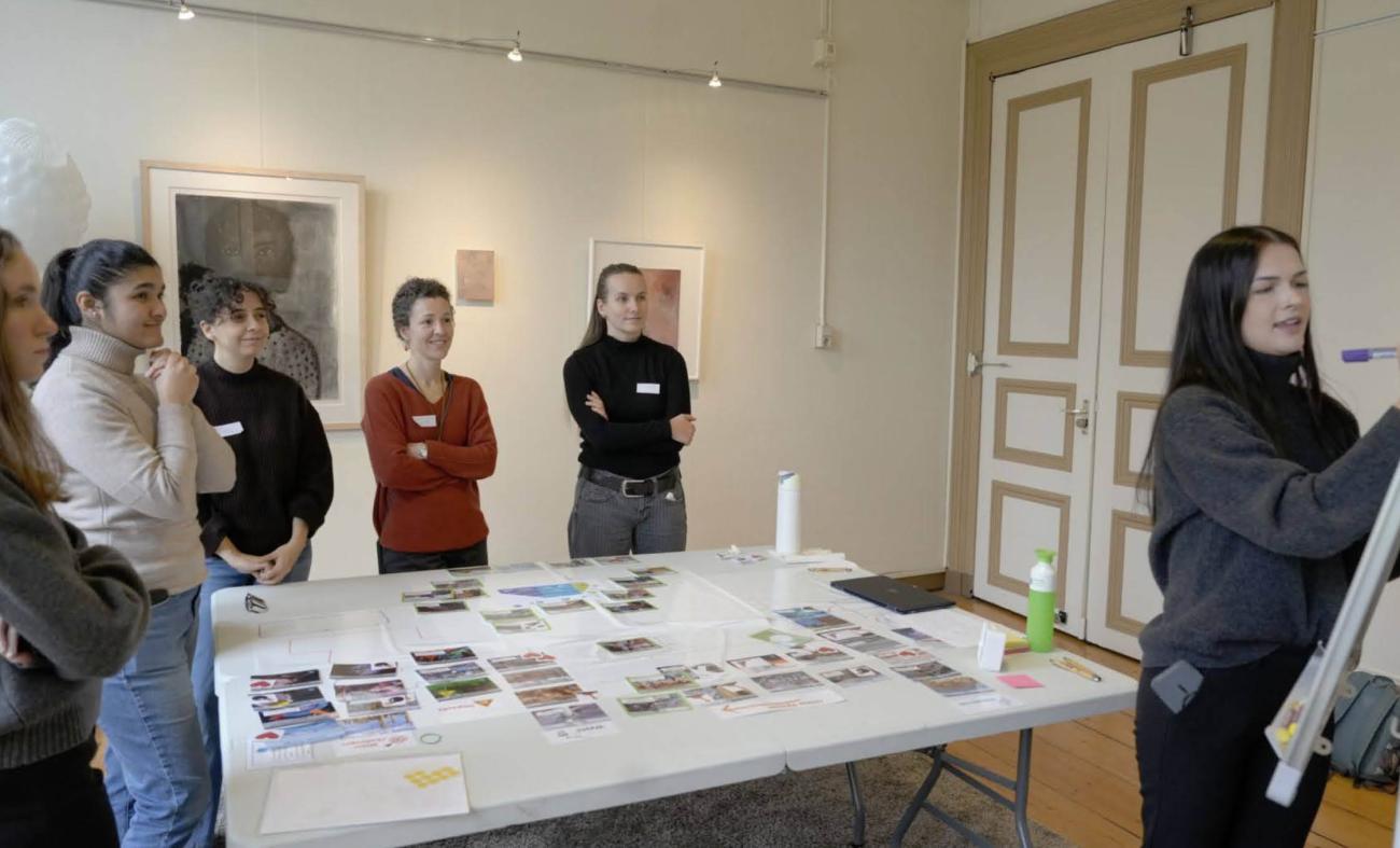 deelnemers workshop die samen naar een whiteboard kijken