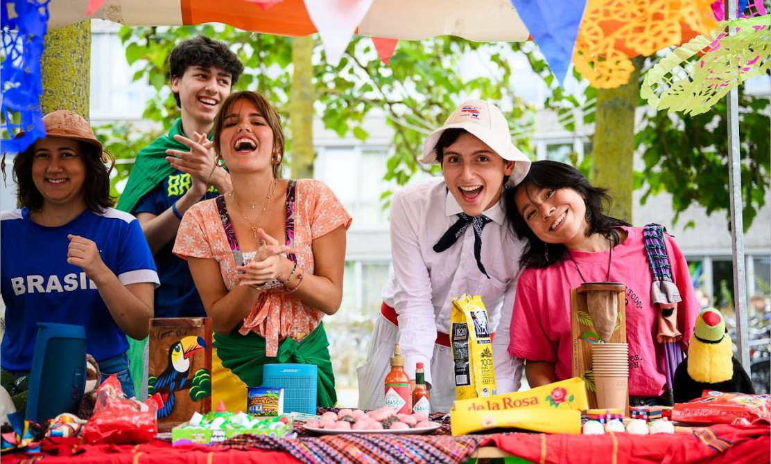 studenten die samen lachen naar de camera