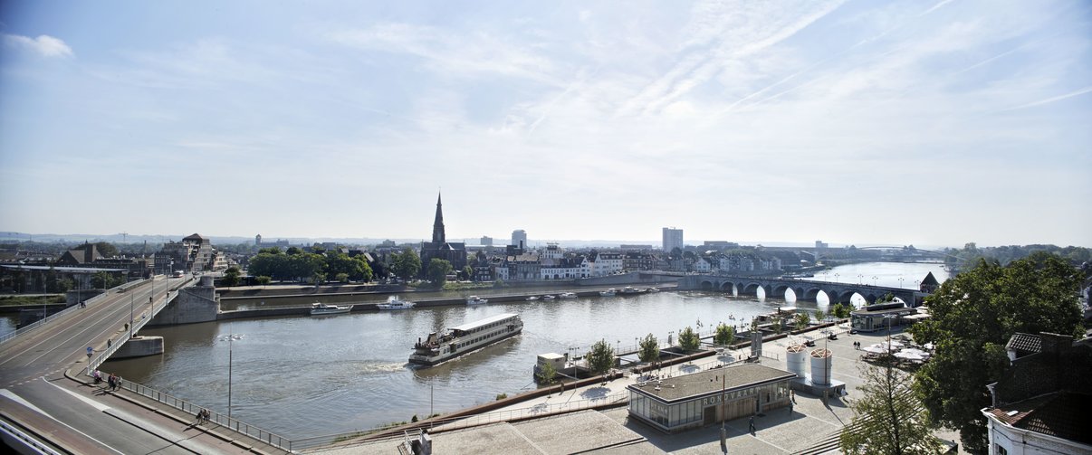 Uitzicht op Maastricht vanaf het gebouw Mosae Forum