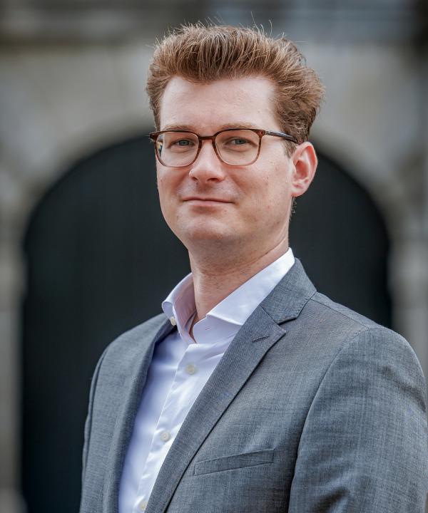 Guiseppe Noteborn voor het oude stadhuis