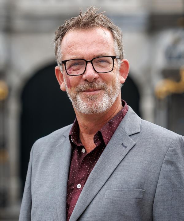Jeroen Hoenderkamp voor het oude stadhuis