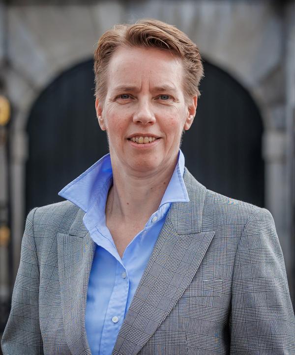 Manon Fokke voor het oude stadhuis