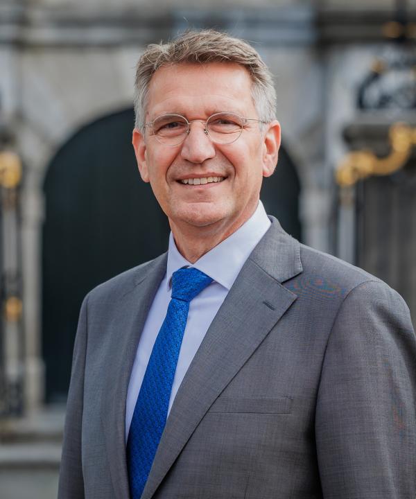 Wim Hillenaar voor het oude stadhuis