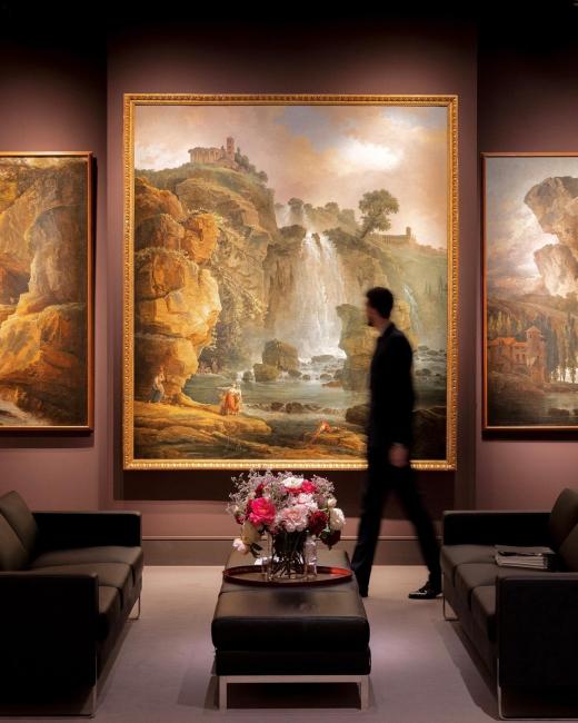 Man bij schilderij op kunstbeurs
