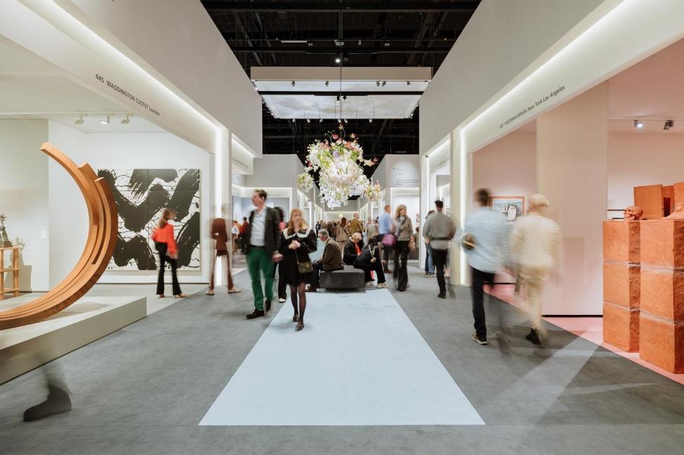 Mensen lopen op kunstbeurs